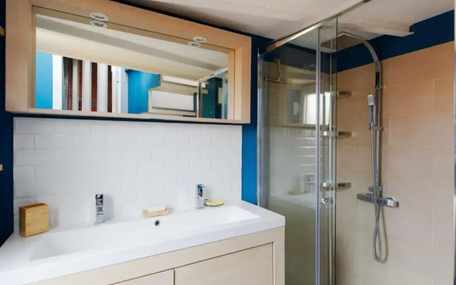 Air-conditioned duplex apartment with furnished terrace in the city center