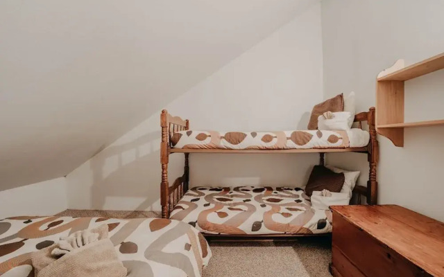 57sw - Fireplace - Wifi - Sleeps 6 2 Bedroom Home by RedAwning