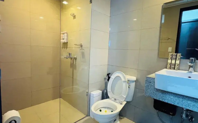 Luxury Staycation beside Okada