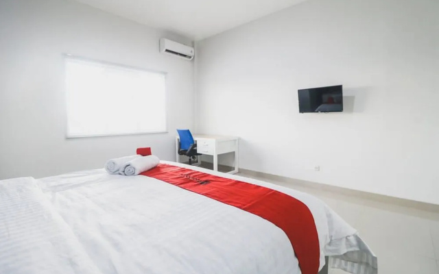Reddoorz Plus Near Living Plaza Jababeka