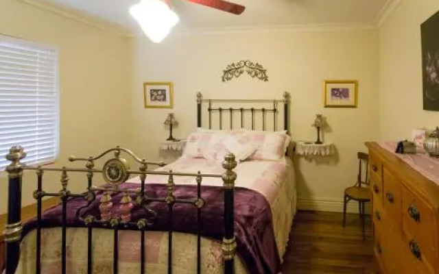 Quiet Court Location - Sleeps Up To 8 People