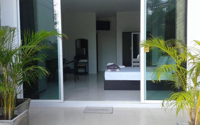 Отель But Different Phuket Guesthouse вид на фасад