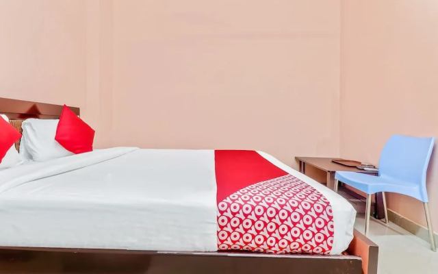 OYO 17177 Ams Hotel