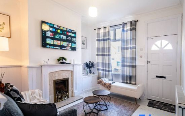 Stylish 2BDR 10m to city centre Free parking