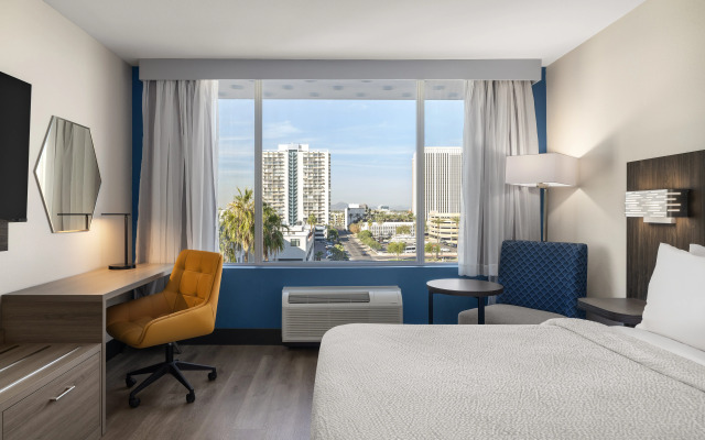 Holiday Inn Express & Suites Phoenix Midtown by IHG