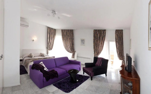 Cro Jet Set Palace