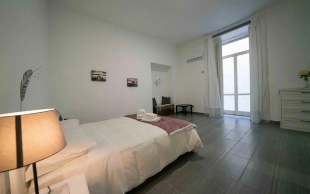 Central House Decumano Superiore by Dimorra