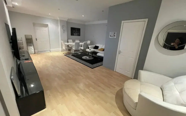Luxurious 6-bed Entire House in London Ilford