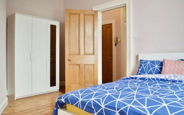 Отель Bright And Spacious 1 Bedroom Flat Великобритания, Эдинбург - отзывы, цены и фото номеров - забронировать отель Bright And Spacious 1 Bedroom Flat онлайн комната для гостей