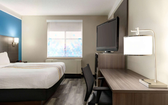 La Quinta Inn & Suites by Wyndham Madison American Center