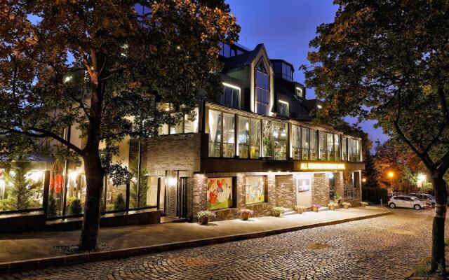 Отель All Seasons Residence Hotel Болгария, София - отзывы, цены и фото номеров - забронировать отель All Seasons Residence Hotel онлайн вид на фасад