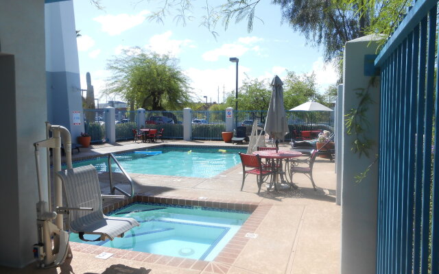 Comfort Inn & Suites Tempe near Phoenix Sky Harbor Airport 2