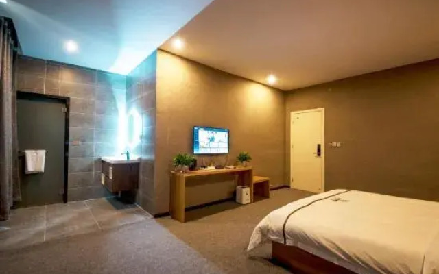 Zhenning Qianyi Hotel
