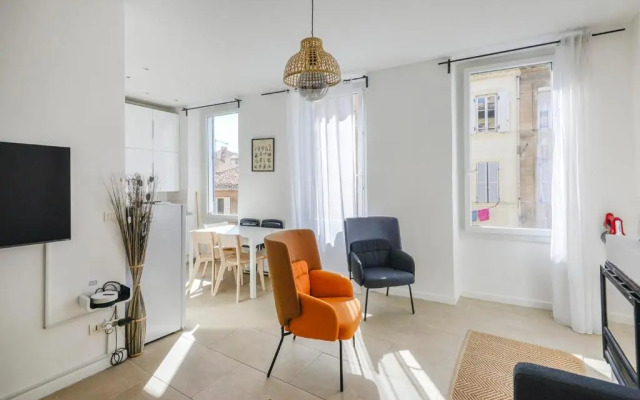Chic And Modern Apt 5 Min From the Beach