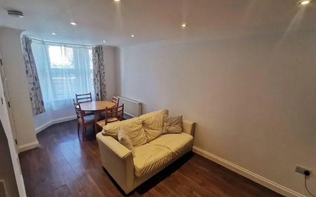 City Apartment Sleeps 4 With Garden