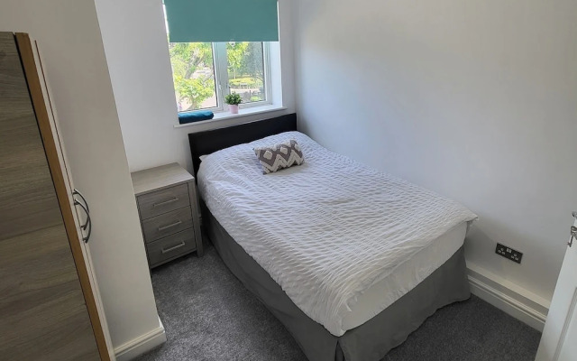 Impeccable 3-bed Apartment in London Fresh Decor!!