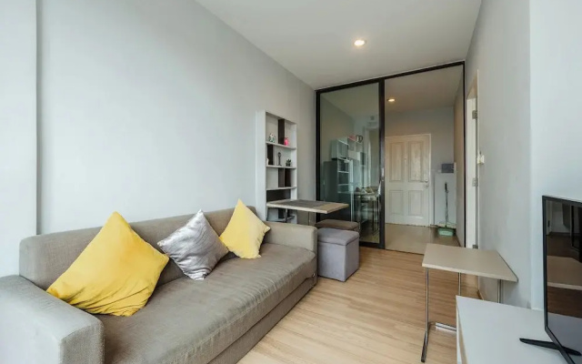Chic Condo Near Shops & Nightlife C203
