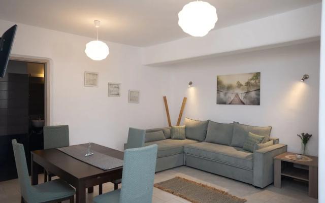 Ginger Gold Apt Getaway with Shared Pool