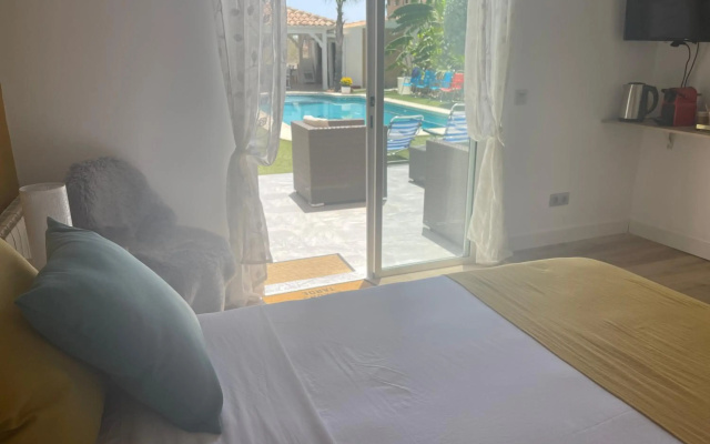 Habitación cama de matrimonio con baño privado