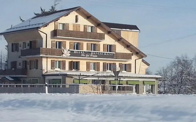 Logis Hôtel Le Gai Pinson