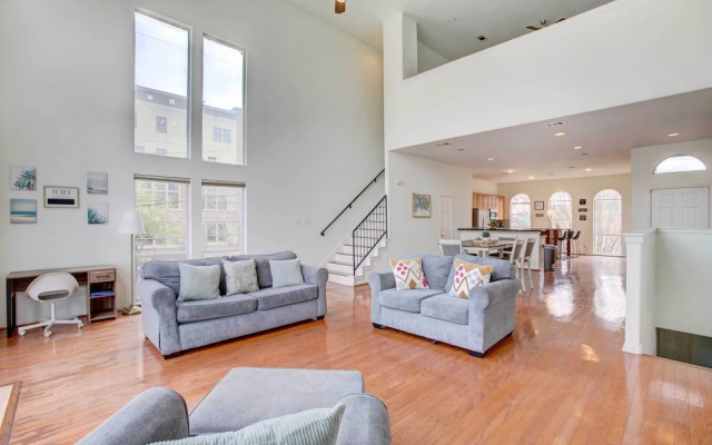 Downtown Houston Townhome w/ City Views!