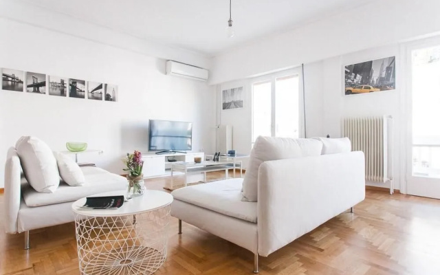 Chill like a local in Condo near historical sites!