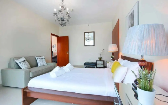 Spacious Apartment in the Classic Park Towers