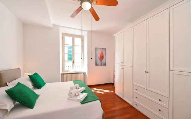 Central Lake View Apartment Crespi in Como