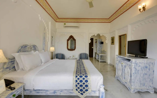 Swaroop Vilas - Lake Facing Boutique Hotel