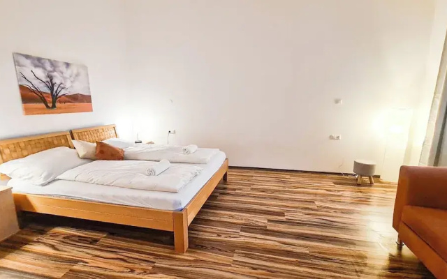 Classic 2BR Viennese Apt Near Downtown