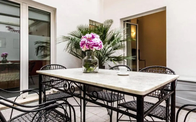 ALTIDO Charming Apt for 3 with Adorable Internal Garden