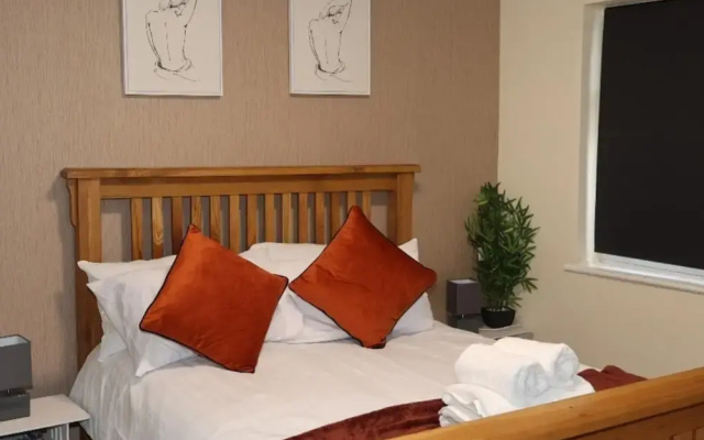 Nottingham 5-br, Sleeps 11 w/ Garden & Parking