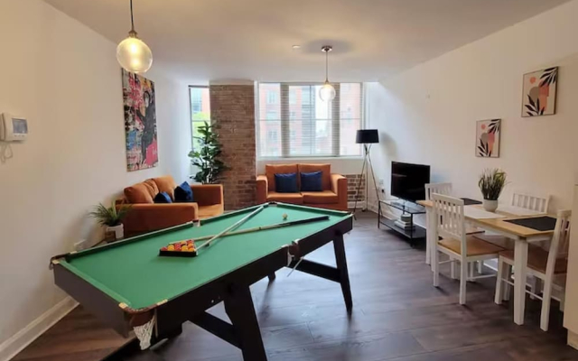 Stylish 2 Bedroom City Apartment - Free Parking