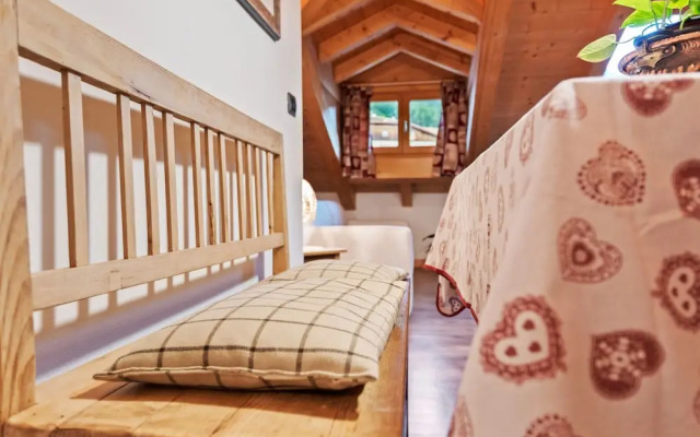 Belvilla by OYO Charming Apartment in Brez With TV