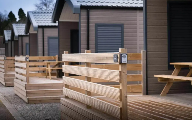 2 Bed Lodge - Sleeps 4 - Pets - Hot Tub - Parking