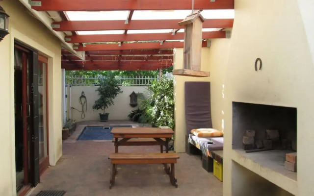 Tolbos Backpackers