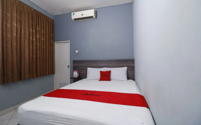 RedDoorz Plus near RS Harapan Kita