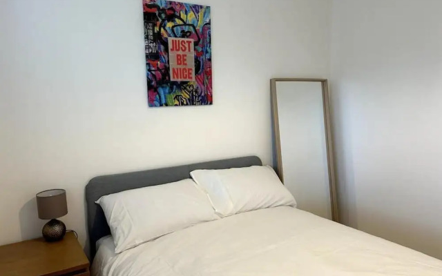 Essex 2 Bed Flat Near Station With Free Parking