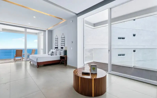 Beachfront 2BR - Pools & Balcony Views