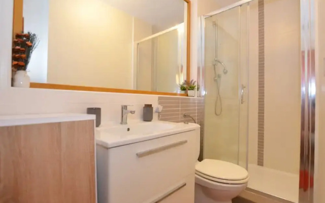 Simple and Sunny Studio Apartment