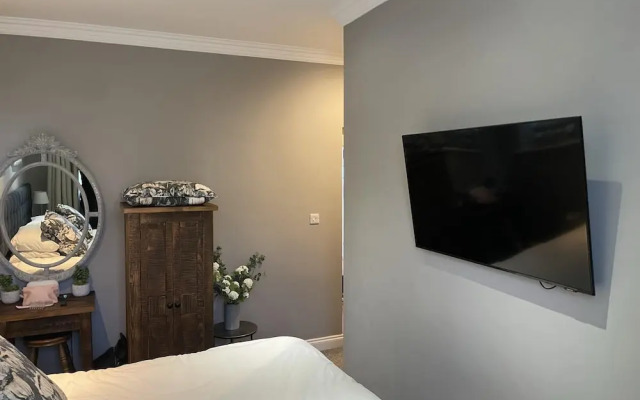 Stunning 2-bed-2bath Apt in Whitby With Parking