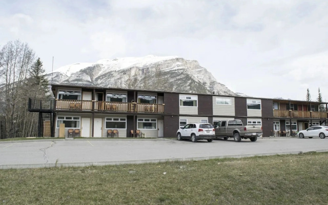 Yamnuska Suites