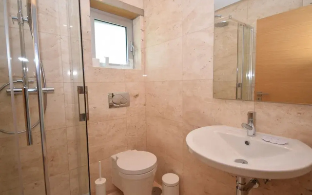 Holiday Home Near Sao Martinho Beach