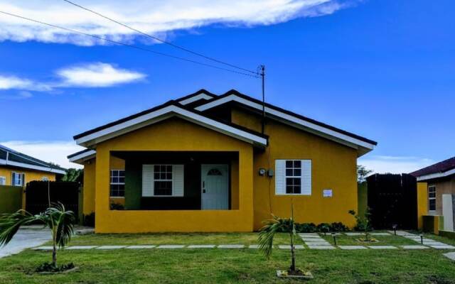 Отель Zades Vacation Home Ямайка, Очо-Риос - отзывы, цены и фото номеров - забронировать отель Zades Vacation Home онлайн вид на фасад