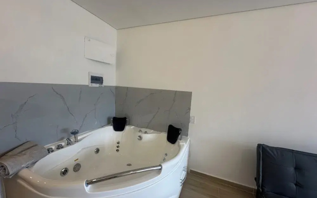 Apto con Jacuzzi Privado y vista verde