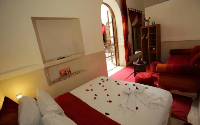 Riad White Flowers