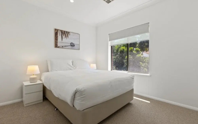 Elegant 3-bed Home From Sunny Glenelg Beach