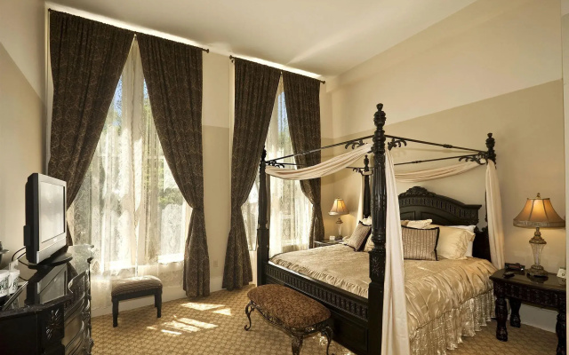 Historic Plaza Hotel