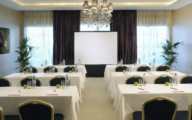 Отель Ramada by Wyndham Downtown Dubai