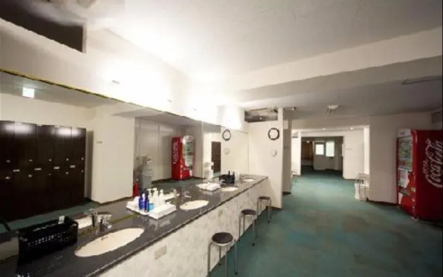 Capsule Hotel New Gloria